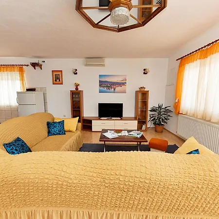 Saba-1 By Interhome Τρογκίρ