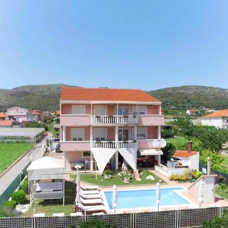 Saba-1 By Interhome Τρογκίρ